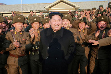 Nhà lãnh đạo Kim Jong-Un  cùng các binh sỹ quân đội Triều Tiên.