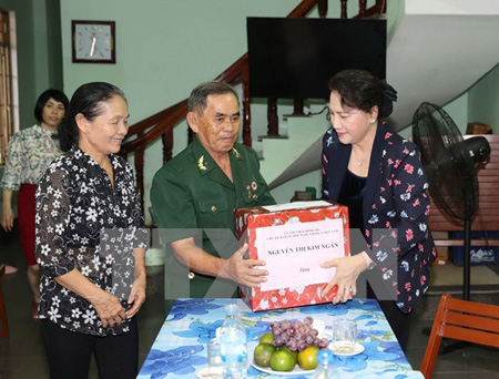 Chủ tịch Quốc hội Nguyễn Thị Kim Ngân thăm hỏi, tặng quà thương binh tại Quảng Ngãi.