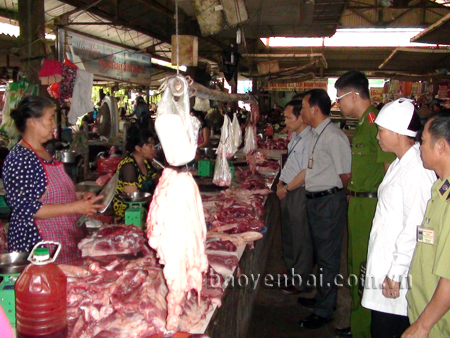 Đoàn Thanh tra liên ngành của tỉnh, kiểm tra an toàn vệ sinh thực phẩm tại các chợ trên địa bàn thành phố Yên Bái.