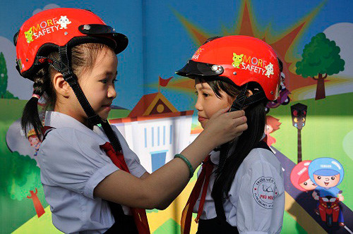 Bắt buộc đội mũ bảo hiểm đối với học sinh từ 6 tuổi.