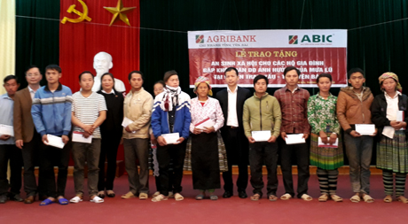 Lãnh đạo Agribank Yên Bái và Công ty bảo ABIC trao quà từ thiện cho đồng bào Mông huyện Trạm Tấu.