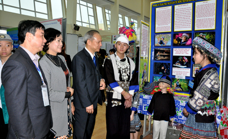 Lãnh đạo Sở Giáo dục và Đào tạo tham quan khu vực trưng bày các dự án dự thi.