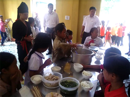 Con em đồng bào dân tộc thiểu số huyện Văn Yên ngày càng được giáo dục chăm sóc tốt hơn. (Ảnh: Giờ ăn trưa của học sinh Trường TH&THCS Phong Dụ Hạ.)