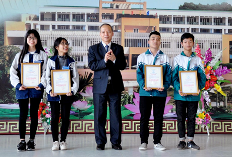 Đồng chí Trần Xuân Hưng - Giám đốc Sở giáo dục và Đào tạo trao giải Nhất cho các học sinh tham gia cuộc thi