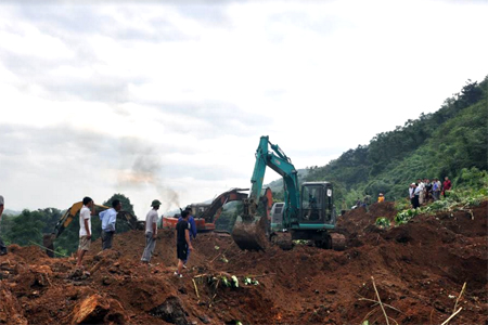 Các lực lượng tham gia khắc phục hậu quả mưa lũ trên tuyến đường An Bình - Lâm Giang.