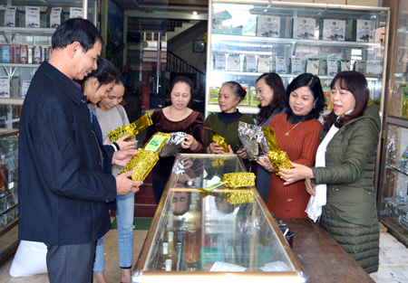 Ban Chủ nhiệm CLB Nữ kinh doanh Mường Lò trao đổi về hoạt động sản xuất, kinh doanh tại đại lý chè Hà Lượng ở tổ 6, phường Trung Tâm, thị xã Nghĩa Lộ.
