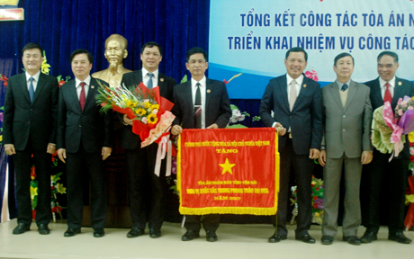 Tòa án nhân dân tỉnh Yên Bái vinh dự được Chính phủ tặng cờ thi đua đơn vị xuất sắc trong phong trào thi đua năm 2017