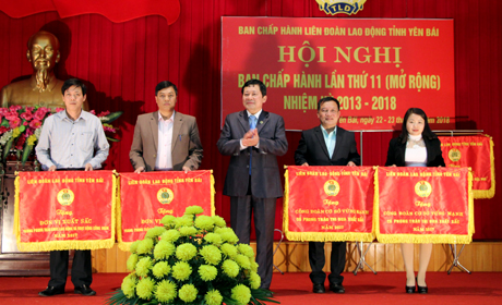 Đồng chí Vương Văn Bằng - Chủ tịch LĐLĐ tỉnh tặng cờ thi đua toàn diện cho các tập thể có thành tích xuất sắc trong phong trào CNVCLĐ và hoạt động công đoàn năm 2017.