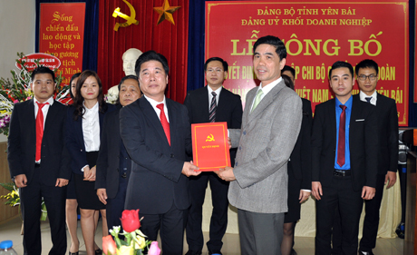 Lãnh đạo Đảng ủy Khối Doanh nghiệp tỉnh trao quyết định thành lập Chi bộ Ngân hàng Hợp tác xã Việt Nam Chi nhánh Yên Bái.

