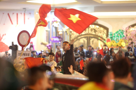 Các cổ động viên ăn mừng sau trận thắng lịch sử của Đội tuyển U23 Việt Nam trước U23 Iraq, tối ngày 20/1