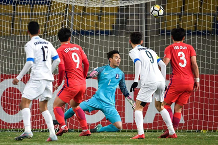 U.23 Uzbekistan (áo trắng) giành chiến thắng 4-1 trước U.23 Hàn Quốc.