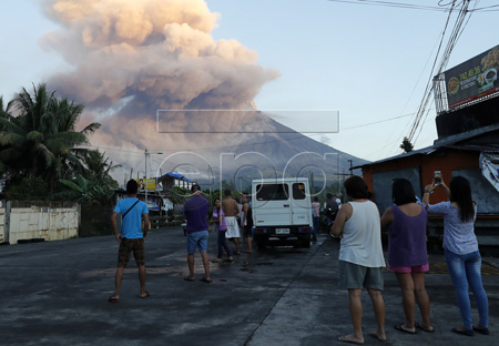 Núi lửa Mayon phun trào nham thạch.