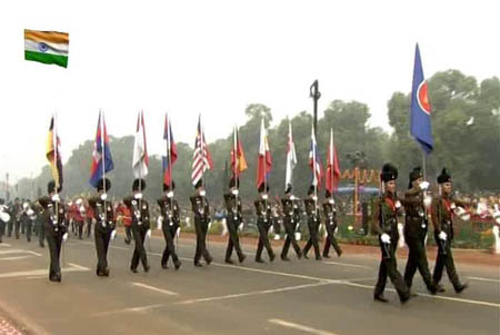 Quốc kỳ Ấn Độ, cờ ASEAN và quốc kỳ 10 nước thành viên ASEAN trong lễ diễu hành chào mừng Ngày Cộng hòa của Ấn Độ.