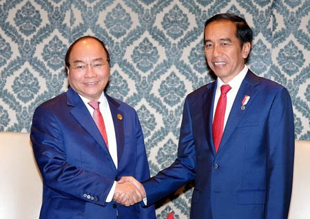 Thủ tướng Nguyễn Xuân Phúc gặp Thủ tướng Indonesia Joko Widodo.