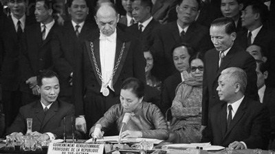 Bộ trưởng Ngoại giao Chính phủ Cách mạng lâm thời Cộng hòa miền Nam Việt Nam Nguyễn Thị Bình ký Hiệp định Chấm dứt chiến tranh, lập lại hòa bình ở Việt Nam.