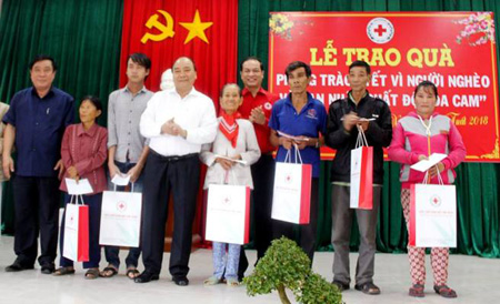 Thủ tướng Nguyễn Xuân Phúc tặng quà Tết cho người nghèo và
nạn nhân chất độc da cam tại Bình Định, ngày 20/1/2018.