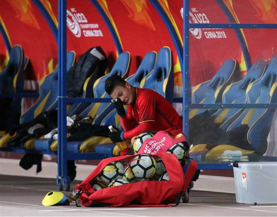 Hình ảnh Quang Hải quệt vội giọt nước mắt sau trận thua đầy tiếc nuối, cúp vô địch vuột khỏi tay trong phút chót.