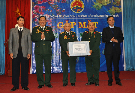 Thay mặt lãnh đạo tỉnh, đồng chí Dương Văn Tiến – Phó Chủ tịch UBND tỉnh tặng quà cho Hội Truyền thống Trường Sơn – Đường Hồ Chí Minh.