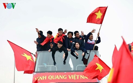 Các cầu thủ U-23 Việt Nam được người dân chào đón nồng nhiệt.