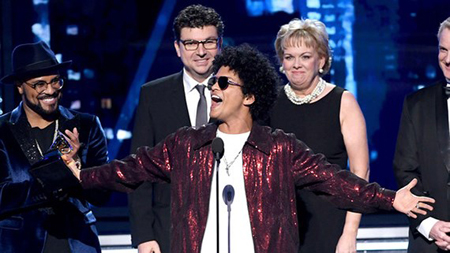 Bruno Mars nhận giải.
