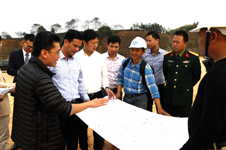 Đồng chí Dương Văn Tiến - Phó Chủ tịch UBND tỉnh cùng nhà đầu tư kiểm tra mặt bằng chuẩn bị khởi công xây dựng Nhà máy sản xuất linh kiện điện tử tại xã Bảo Hưng, huyện Trấn Yên.