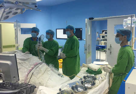 Bác sỹ Bệnh viện Việt - Đức thực hiện chuyển giao kỹ thuật tán sỏi thận qua da bằng Laser cho bác sỹ Bệnh viện Đa khoa Yên Bái.