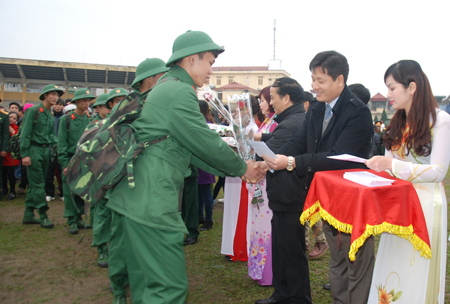 Tiễn tân binh lên đường nhập ngũ tại lễ giao nhận quân thành phố Yên Bái năm 2017.