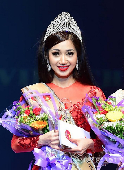 Giây phút đăng quang hoa hậu Đông Nam Á của Trần Hồng Tươi.