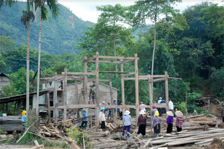 Những ngôi nhà mới đã và đang được dựng lên trên vùng đất vừa trải qua trận lũ lịch sử.