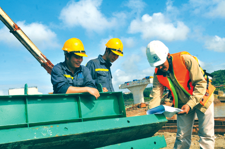 Công nhân Công ty TNHH Trung Chính kiểm tra ván khuôn chuẩn bị đổ bê tông cốt thép.