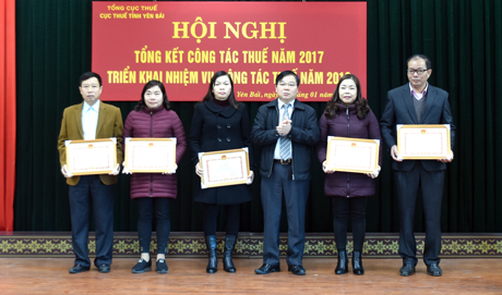 Đồng chí Nông Xuân Hùng khen thưởng cho các đơn vị có thành tích xuất sắc trong công tác thuế năm 2017