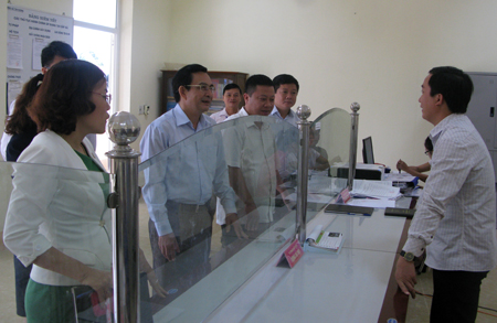 Lãnh đạo huyện Yên Bình và đoàn công tác của tỉnh kiểm tra công tác CCHC tại xã Tân Hương.
