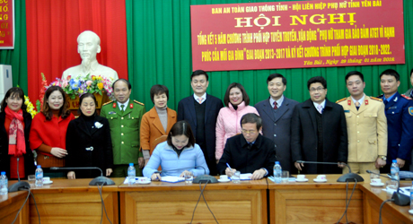Phó Chủ tịch UBND tỉnh Nguyễn Chiến Thắng và các thành viên Ban ATGT tỉnh chứng kiến lễ ký kết chương trình phối hợp.