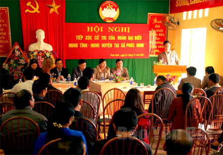 Các đại biểu HĐND huyện Yên Bình phối hợp với đại biểu HĐND tỉnh tiếp xúc cử tri xã Phúc Ninh lắng nghe tâm tư nguyện vọng nhân dân trước kỳ họp.