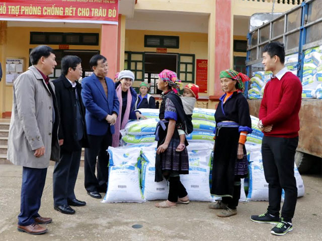 Đồng chí Nguyễn Văn Khánh – Phó Chủ tịch UBND tỉnh trao đổi với người dân xã Chế Cu Nha về công tác phòng chống rét cho trâu bò.