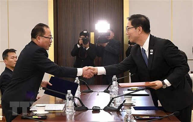 Thứ trưởng Thống nhất Hàn Quốc Chun Hae-Sung (phải) trong một cuộc gặp người đồng cấp Triều Tiên.