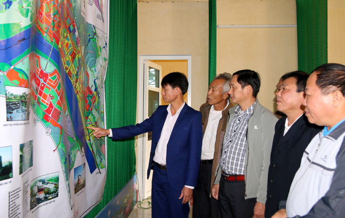 Nhân dân Cổ Phúc xem bản đồ điều chỉnh quy hoạch chung thị trấn Cổ Phúc và vùng phụ cận huyện Trấn Yên đến năm 2030.