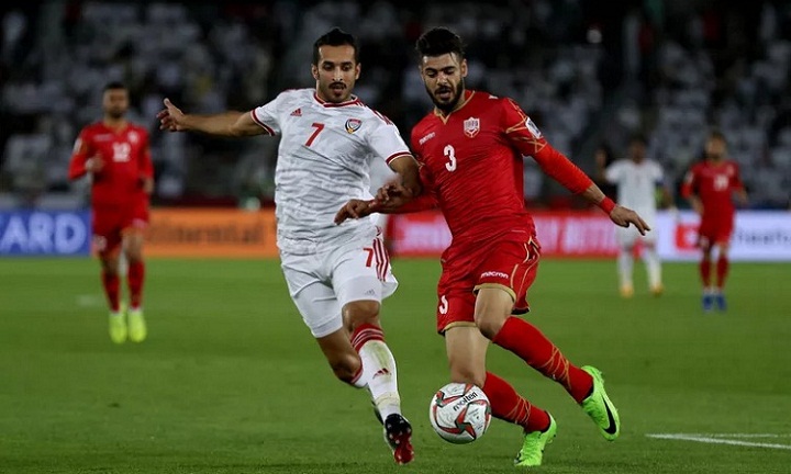 UAE (áo trắng) thi đấu không thuyết phục và suýt phải nhận thất bại ngay trên sân nhà ở trận ra quân.