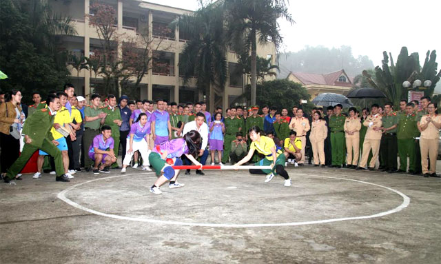 Cán bộ, chiến sỹ Công an tỉnh tham gia thi đấu môn đẩy gậy.