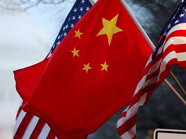 Quốc kỳ của hai nước Mỹ và Trung Quốc.