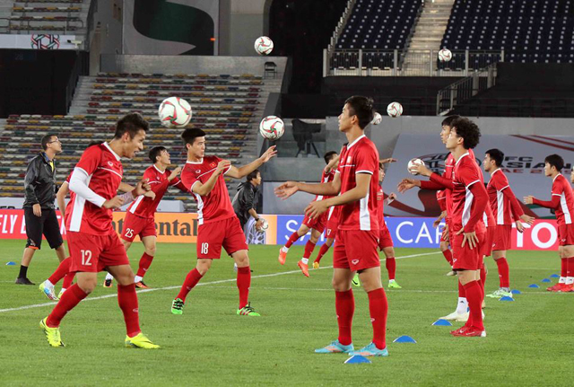 Đội tuyển Việt Nam luyện tập trước ngày diễn ra trận đấu. (Ảnh kinhtedothi.vn)