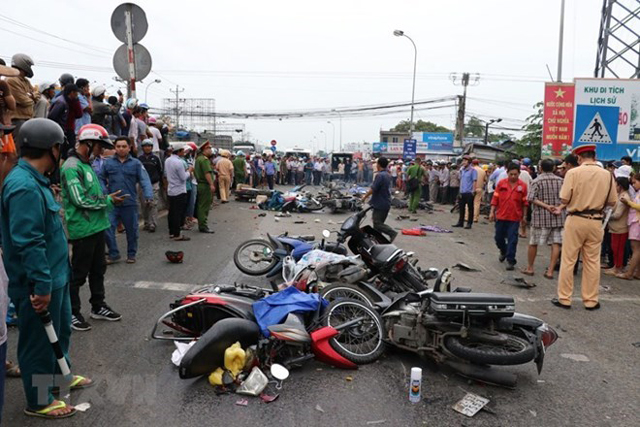 Hiện trường vụ tai nạn giao thông thảm khốc xe container đâm hàng loạt xe máy tại Long An làm nhiều người thương vong.
