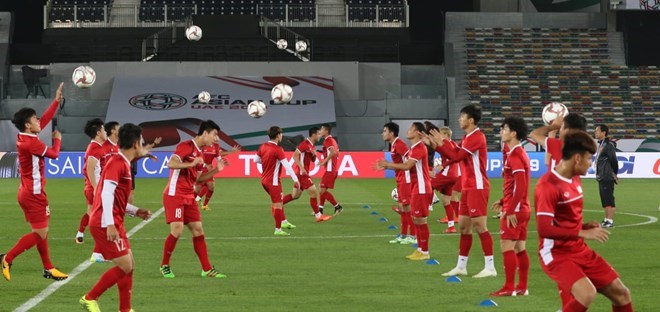 Tuyển Việt Nam trong buổi tập làm quen sân thi đấu Bin Zayed Sports tại AFC Asian Cup.