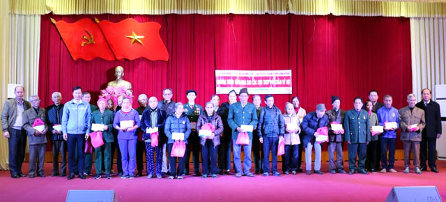 Đại diện Báo Tiền Phong cùng lãnh đạo Hội Cựu TNXP, Tỉnh đoàn Yên Bái trao tặng quà cho các cựu TNXP tỉnh Yên Bái có hoàn cảnh khó khăn nhân dịp tết Nguyên đán 2019.