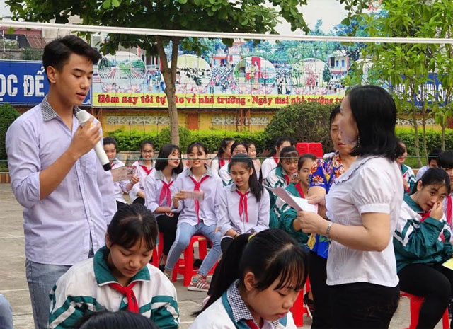 Một buổi tuyên truyền về CSSKSS vị thành niên cho học sinh trên địa bàn thị xã Nghĩa Lộ.