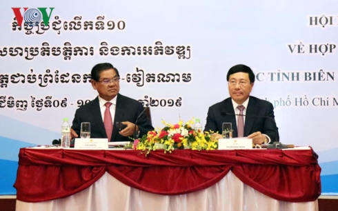 Phó Thủ tướng – Bộ trưởng Bộ Ngoại giao Phạm Bình Minh và Phó Thủ tướng - Bộ trưởng Bộ Nội vụ Vương quốc Campuchia Sar Kheng chủ trì Hội nghị