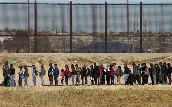 Người di cư Trung Mỹ chờ xin tị nạn vào Mỹ tại Ciudad Juarez, 
biên giới Mỹ - Mexico ngày 3/12/2018.