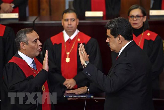 Tổng thống Venezuela Nicolas Maduro (phải, phía trước) tuyên thệ nhậm chức trước Chánh án Tòa án Công lý Tối cao Maikel Moreno (trái, phía trước) tại Caracas ngày 11/1/2019.