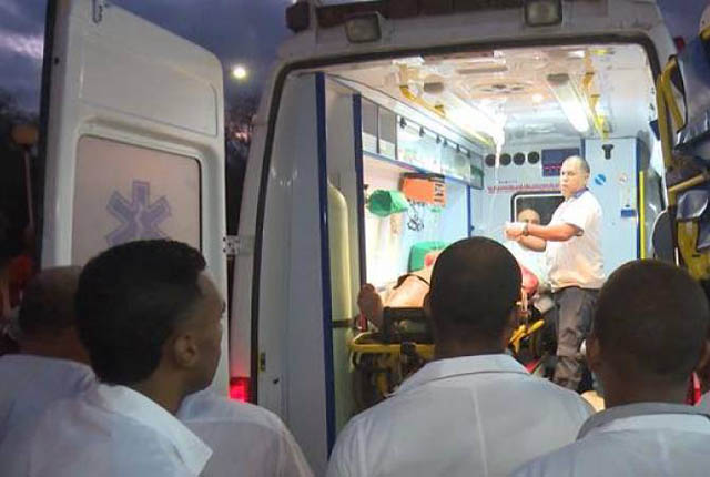 Xe cấp cứu chở nạn nhân tới bệnh viện.