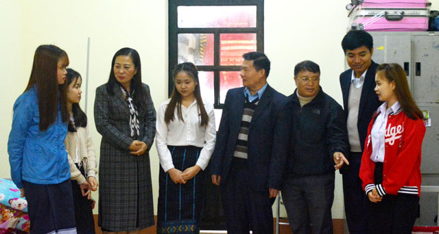 Đoàn cán bộ Đại sứ quán nước CHDCND Lào thăm khu ký túc xá học sinh Lào tại Trường Cao đẳng Sư phạm Yên Bái.